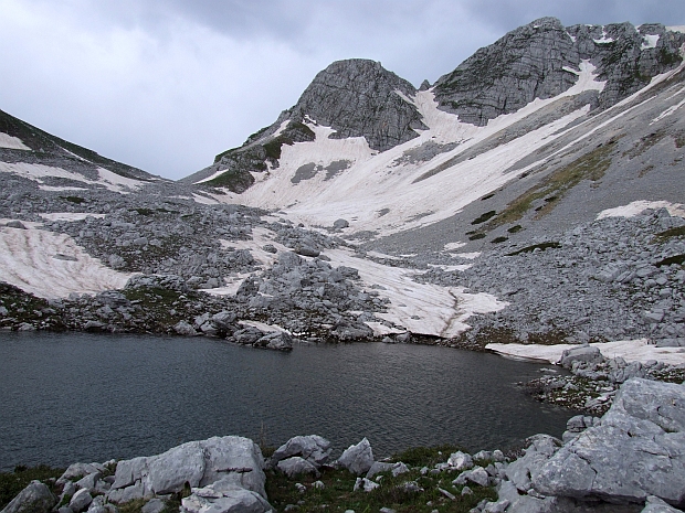 Immagine insolita: Monte Meta con il lago